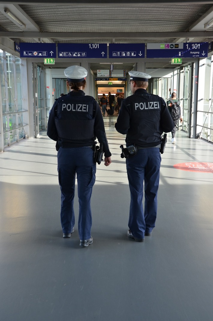 Bundespolizeidirektion München: Betrunkene belästigen erst Frauen und prügeln sich dann mit Ehemann