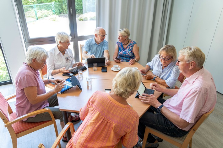 Bundesweit mehr digitale Lernorte für Ältere / Der DigitalPakt Alter fördert jetzt 200 Erfahrungsorte, kostenlose Angebote zum digitalen Kompetenzerwerb, in ganz Deutschland