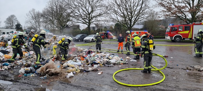 FW-WRN: FEUER_1 - LZ3 - LZ1 - Brennt Müllwagen