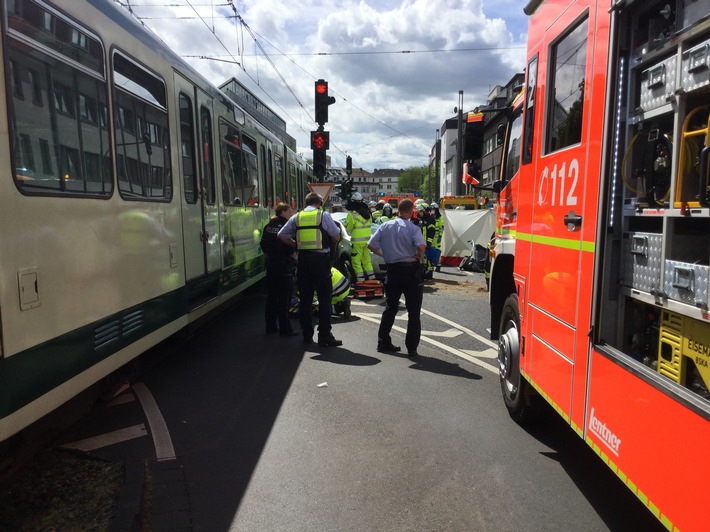 FW-BN: Kollision zwischen PKW und Stadtbahn - eine schwerverletzte Person.
