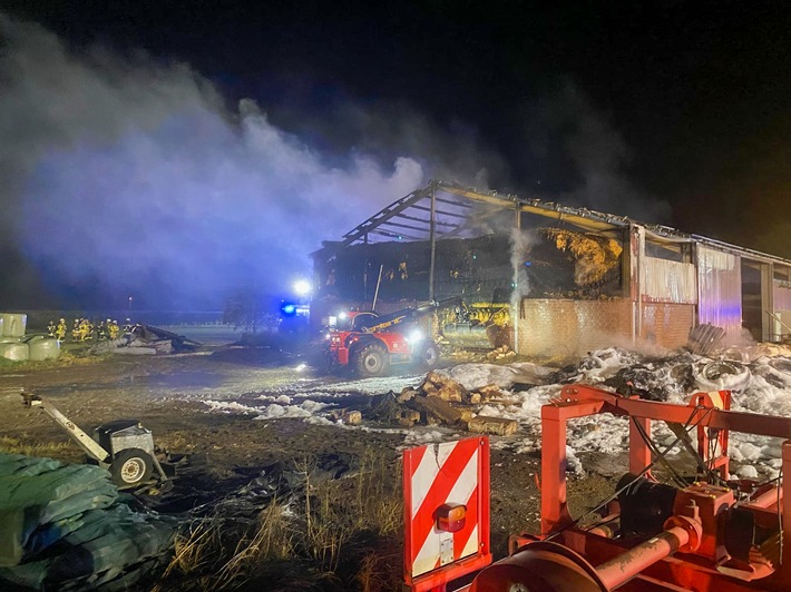 FFW Schwalmtal: Reifenlager in Flammen - Feuer greift auf landwirtschaftliche Halle über