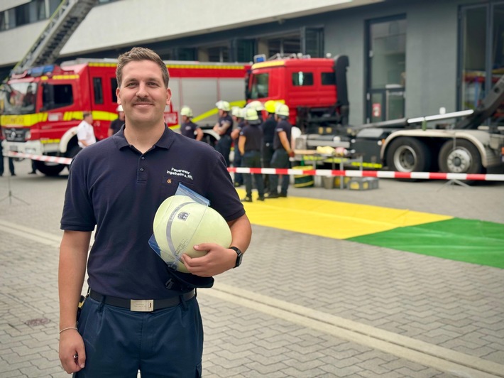 FW Mainz: Während der Ausbildung schon Leben gerettet: Feuerwehr-Azubi Jonas Eberhard spendet Stammzellen für einen unbekannten Patienten