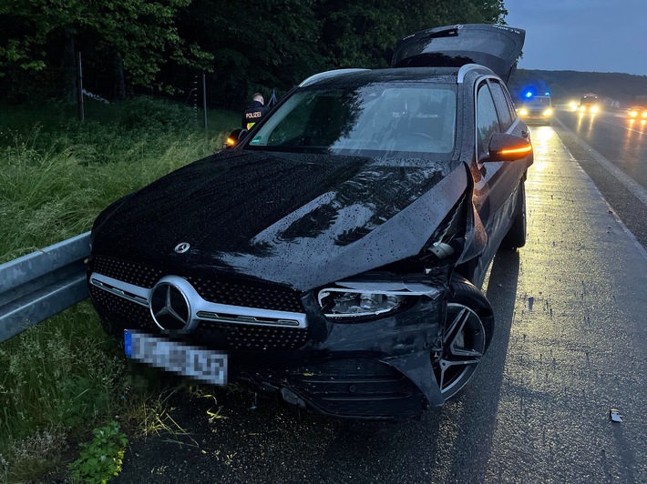 POL-BI: Unfall unter Drogeneinfluss auf regennasser Fahrbahn - Audi-Fahrer gesucht