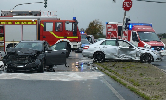 POL-DN: Vier Verletzte und hoher Sachschaden nach Verkehrsunfall