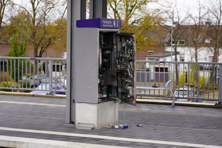 BPOL NRW: Fahrkartenautomatenaufbruch in Erftstadt mit Schaden in Höhe von ca. 20.000EUR - Bundespolizei ermittelt