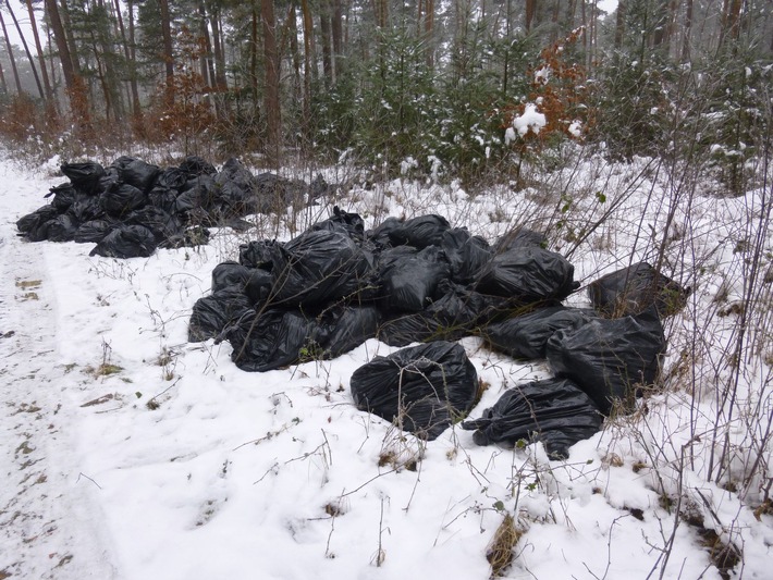 POL-NI: 100 Müllsäcke mit Glaswolle in Feldmark entsorgt