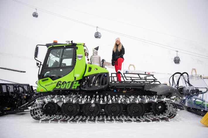 Medienmitteilung | Die SkiArena Andermatt-Sedrun weiht ihren ersten grünen Pistenbully mit Skifahrerin Aline Danioth ein