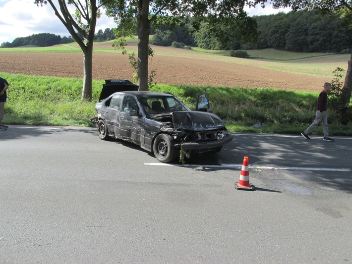 POL-HOL: Bundesstraße 83- Bereich Ortsumgehung Pegestorf: PKW landete in Leitplanke - Totalschaden - Fahrzeuginsasse leicht unverletzt -