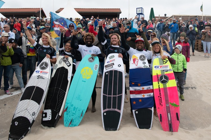 Airton Cozzolino (CPV) und Carla Herrera Oria (ESP) gewinnen den Kitesurf World Cup auf Sylt. Susanne Schwartrauber aus Regensburg verteidigt Platz Drei.