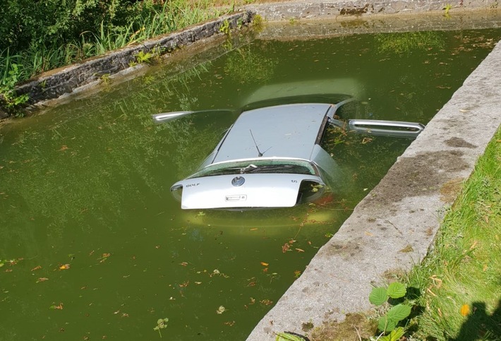 FW-EN: Pkw fährt in Teich und zwei Brandeinsätze