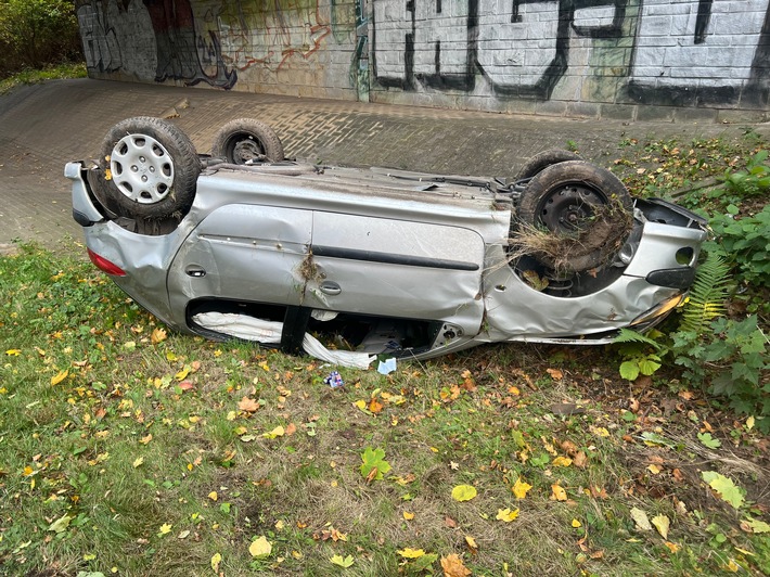 POL-NI: Pkw bleibt nach Verkehrsunfall auf dem Dach liegen