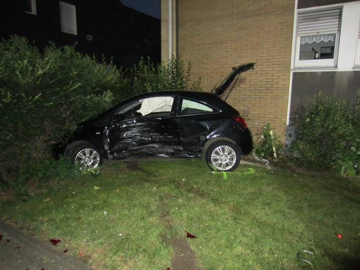 FW-MH: Verkehrsunfall Oberhausener Straße. Fahrer verletzt. #fwmh