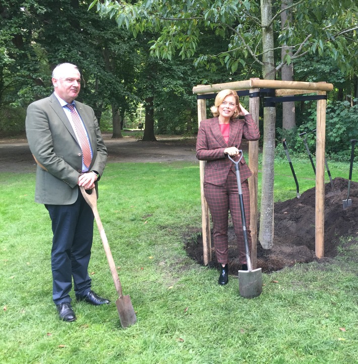 Baumpflanzung mit Julia Klöckner und BdB-Präsident Helmut Selders.jpg