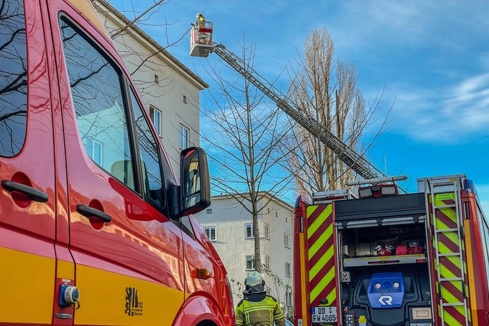 FW Dresden: Rauchentwicklung in einem Mehrfamilienhaus