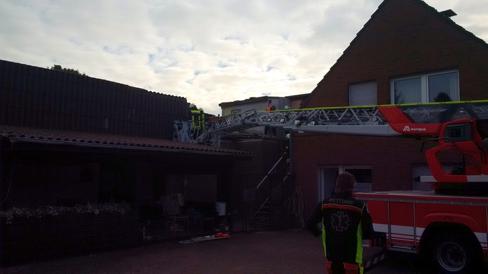 FW-KLE: Aufwendige Rettung nach Sturz auf dem Dach