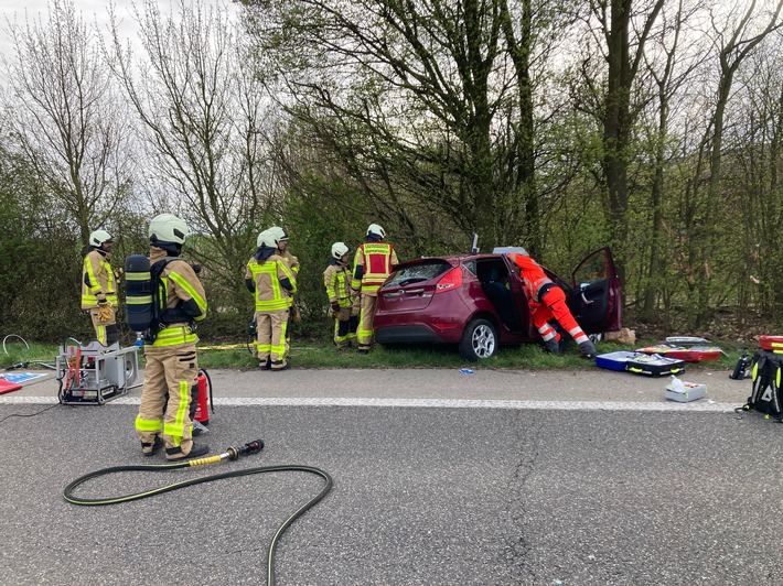 FW Grevenbroich: Verkehrsunfall auf der L361 - Zwei verletzte Personen