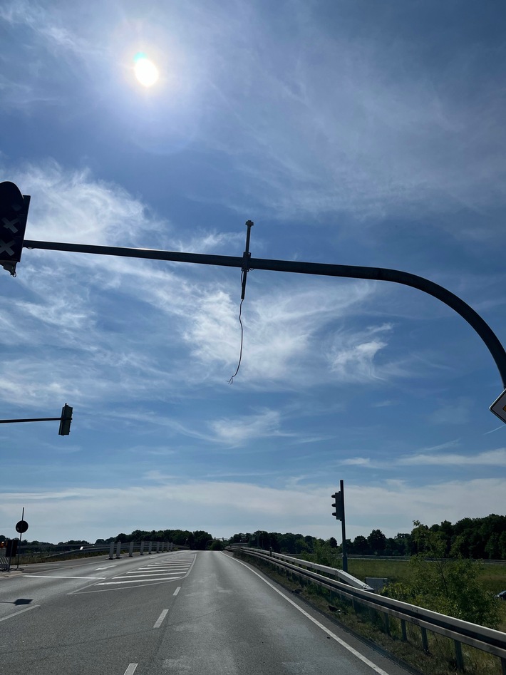 POL-COE: Dülmen, B474, B67n/Ampel beschädigt und geflüchtet