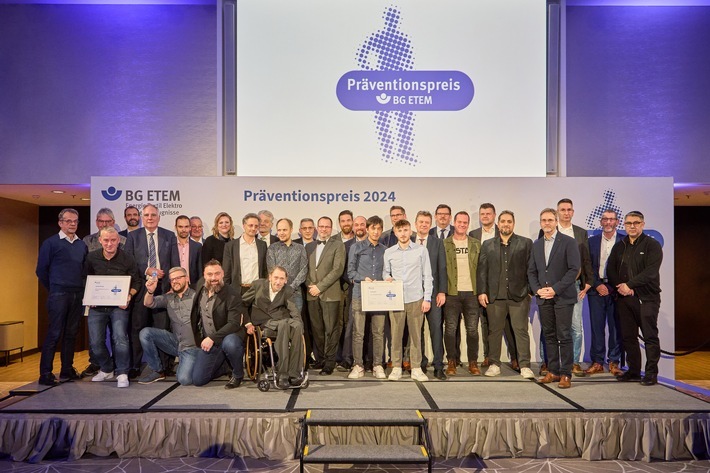 Neun Mitgliedsunternehmen der Berufsgenossenschaft Energie Textil Elektro Medienerzeugnisse (BG ETEM) wurden am vergangenen Donnerstag für innovative Maßnahmen im Arbeitsschutz ausgezeichnet. Dabei haben die Unternehmen teilweise mit sehr einfachen Maßnahmen Unfall- oder Gesundheitsrisiken im Arbeitsalltag beseitigt. / Weiterer Text über ots und www.presseportal.de/nr/18978 / Die Verwendung dieses Bildes für redaktionelle Zwecke ist unter Beachtung aller mitgeteilten Nutzungsbedingungen zulässig und dann auch honorarfrei. Veröffentlichung ausschließlich mit Bildrechte-Hinweis.