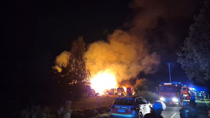 POL-HK: Ahrsen - Brand einer Lagerhalle BAB A7 Richtung Hamburg - Glück gehabt