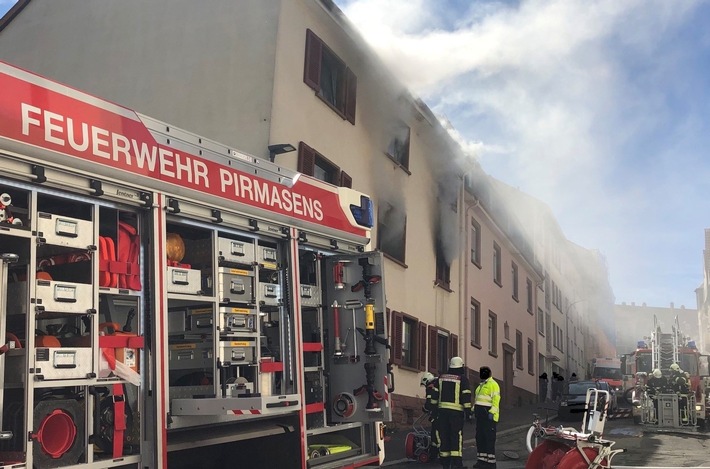 POL-PDPS: Brand eines Mehrparteienhauses