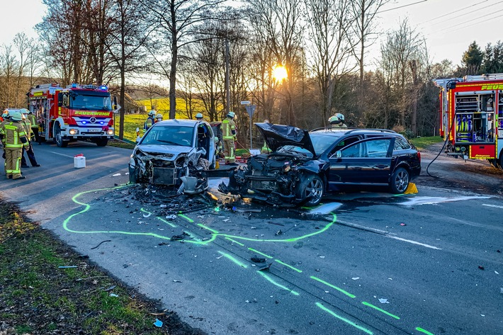 FW Menden: Schwerer Verkehrsunfall mit fünf Verletzten