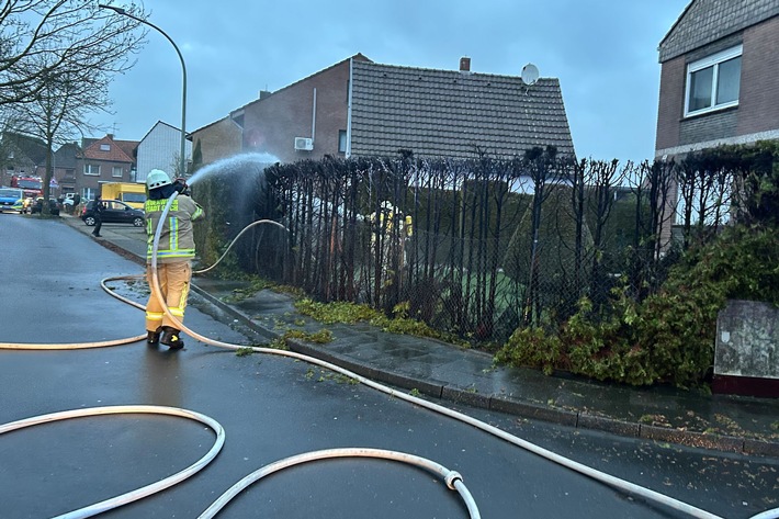 Feuerwehr Goch: Thuja-Hecke in Flammen