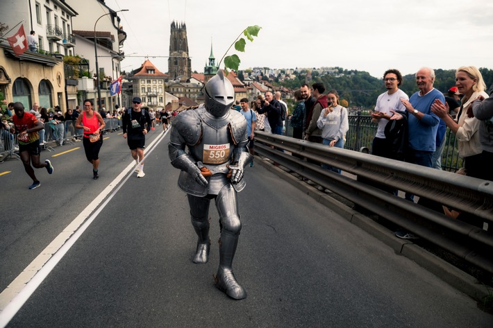 De Morat à Fribourg en armure de 34 kilos : un chevalier fait revivre l