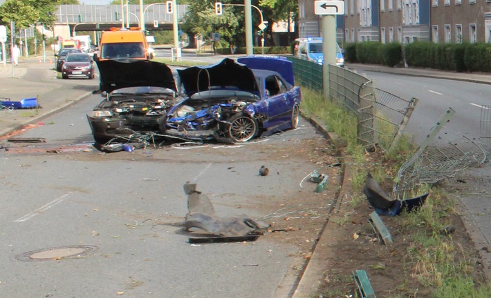 POL-BO: Herne / Morgens gegen neun auf dem Westring - Schwerer Verkehrsunfall legt Verkehr für Stunden lahm