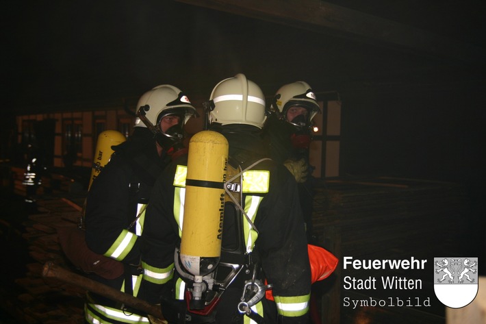 FW Witten: LKW klemmt unter Brücke und brennt.