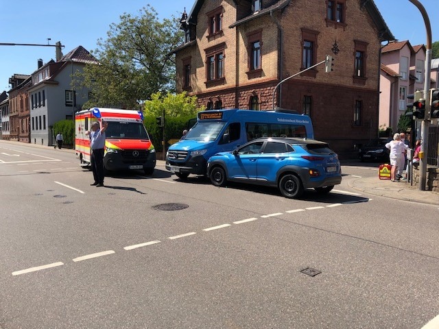 POL-PDLD: Annweiler - Verkehrsunfall mit beteiligtem Klein-Omnibus