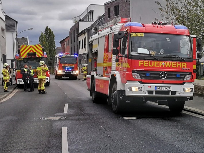 FW Grevenbroich: Menschenrettung bei Brand in altem Stellwerk / Feuerwehrkräfte finden Wohnungslosen in verqualmtem Bahngebäude
