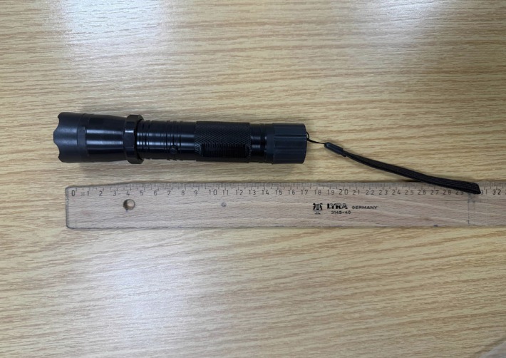 BPOL NRW: Getarntes Elektroimpulsgerät bei Sicherheitskontrolle entdeckt - Bundespolizei greift am Flughafen Köln/Bonn ein