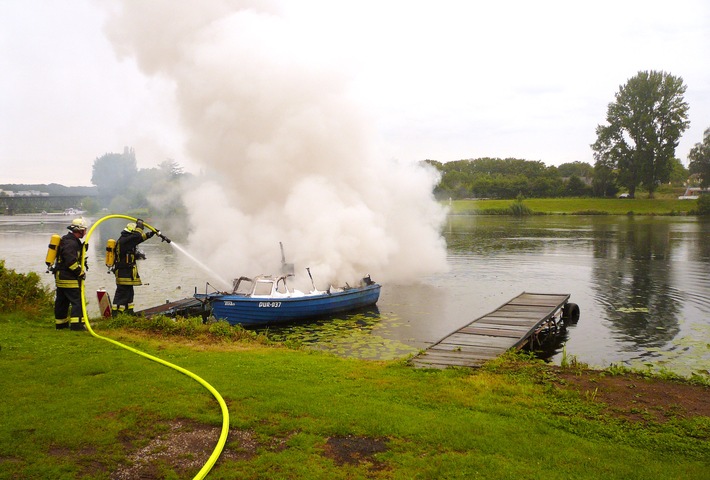 FW-E: Kajütboot am Campingplatz Kammerzell ausgebrannt