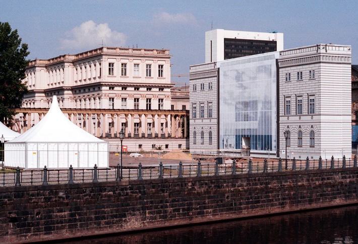 BIG IMAGE - Bertelsmann zeigt an der Schlossbrücke die zukünftige Gestalt der Kommandantur Unter den Linden 1