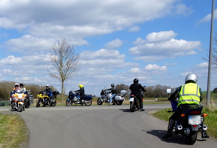 POL-PPTR: 4. Eifeler Motorradsymposium bei gutem Wetter