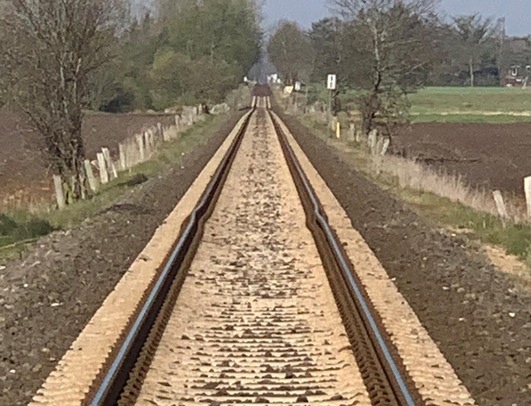 BPOL-FL: Traktorfahrer nimmt Abkürzung über Gleise - Schienen verbogen