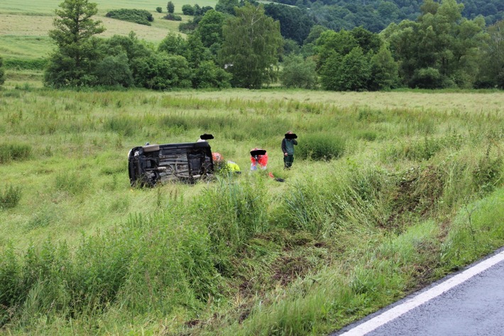 POL-PDKL: Mit PKW zu schnell in der Kurve, Fahrer leicht verletzt