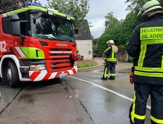 FW-GLA: Brand droht auf Wohngebäude überzugreifen