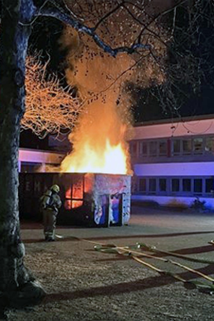 POL-ME: Baucontainer ausgebrannt - die Polizei ermittelt - 2502103