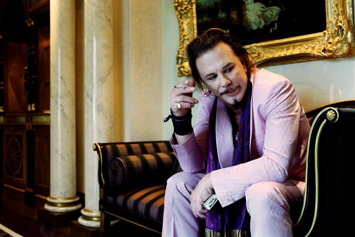 © Bryan Adams, Mickey Rourke, In a Pink suit, London 2005 / Weiterer Text über ots und www.presseportal.de/nr/179923 / Die Verwendung dieses Bildes für redaktionelle Zwecke ist unter Beachtung aller mitgeteilten Nutzungsbedingungen zulässig und dann auch honorarfrei. Veröffentlichung ausschließlich mit Bildrechte-Hinweis.