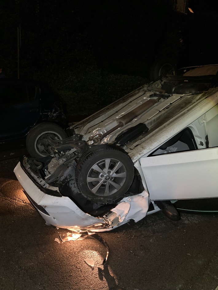 POL-GM: Mit gestohlenem Auto überschlagen