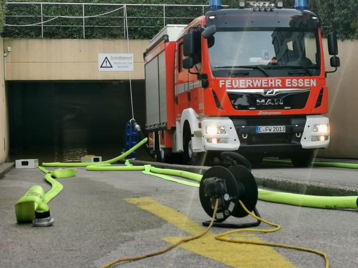 FW-E: Wasserrohrbruch - Kellerbereich einer Seniorenresidenz überflutet