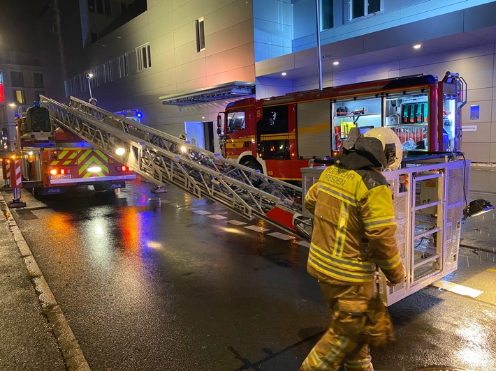 FW Dresden: Starke Rauchentwicklung bei Brand im "Simmel-Gebäude"