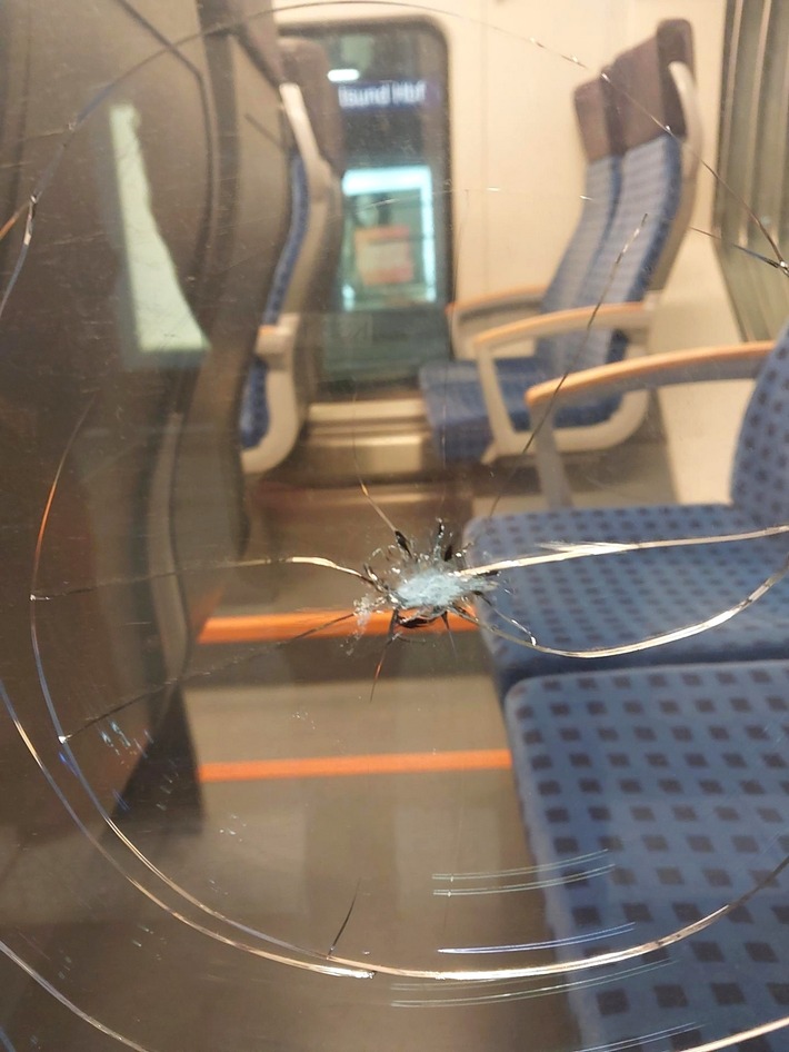 BPOL-HST: Zeugenaufruf - Regionalzug beworfen