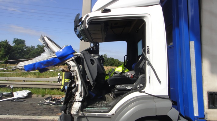 FW-NE: Schwerer Verkehrsunfall zwischen drei LKW