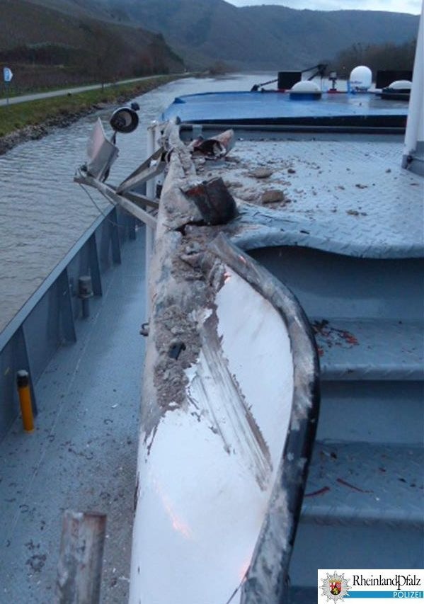 PP-ELT: Tankmotorschiff fährt Brücke an