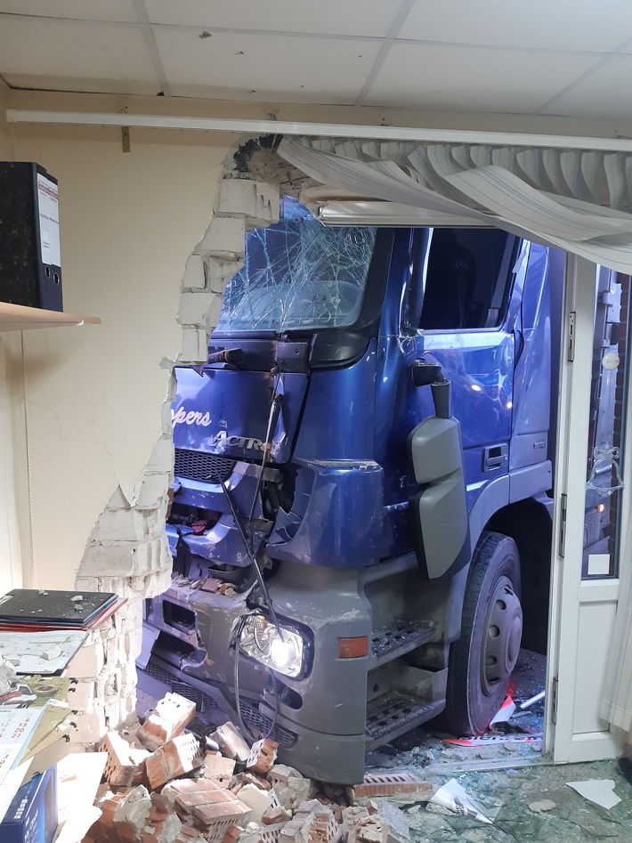 FW Bremerhaven: Lkw fährt in ein Wohn- und Geschäftshaus (FOTO)