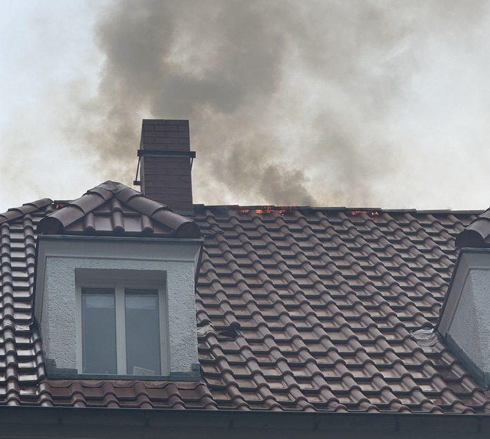 FW Dresden: Dachstuhl- und Garagenbrand fordern Einsatz der Feuerwehr