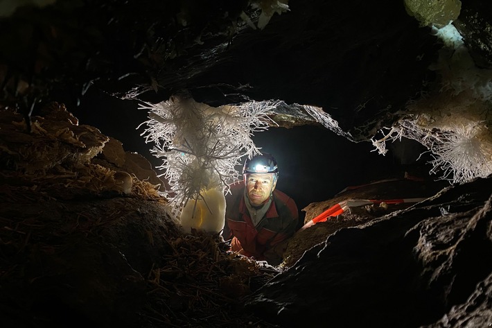 Dirk Steffens zeigt Windloch-Kristall bei "Terra X" / Seltenes Naturphänomen erstmals gefilmt