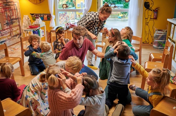 Das Erste / &quot;Das Leben ist kein Kindergarten&quot;: Moderne Familienkomödie von und mit Oliver Wnuk auf dem &quot;Endlich Freitag im Ersten&quot;-Sendeplatz